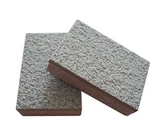 真石漆保溫裝飾一體板是由多種真石漆飾面、多種厚度、多種密度的無機板（纖維硅酸鈣板和纖維水泥板）復合不同厚度、不同容重的保溫芯材加工而成，具有節能、裝飾、保溫、防火等多種功能。真石漆保溫裝飾一體板飾面層